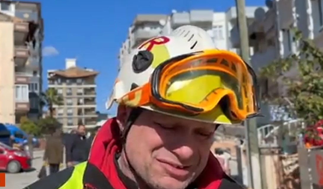 VIDEO Salvator în lacrimi, după ce a scos de sub dărâmături o fetiță în Turcia, deși primise ordin să plece: „Conștiința ne ghidează”