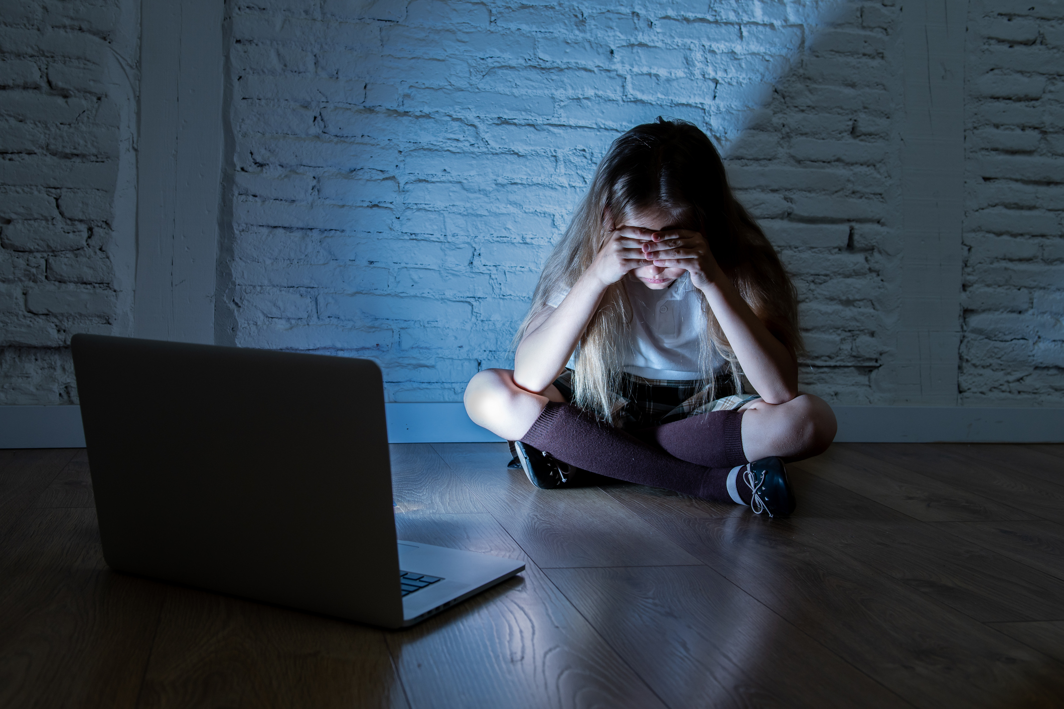 Fată de 12 ani, violată și șantajată timp de un an, de un tânăr cunoscut pe internet. Bărbatul a fost prins când voia să iasă din țară
