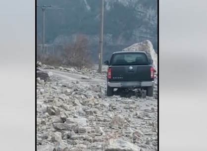 Șoferii insistă să circule pe un drum național închis în Caraș Severin, deși în zonă cad stânci. Ei înlătură semnele de avertizare