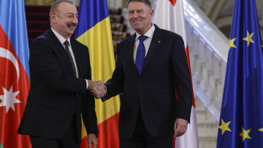 Preşedintele din Azerbaidjan, Ilham Aliyev dă mâna cu preşedintele României, Klaus Iohannis, pe 17 decembrie, la Palatul Cotroceni