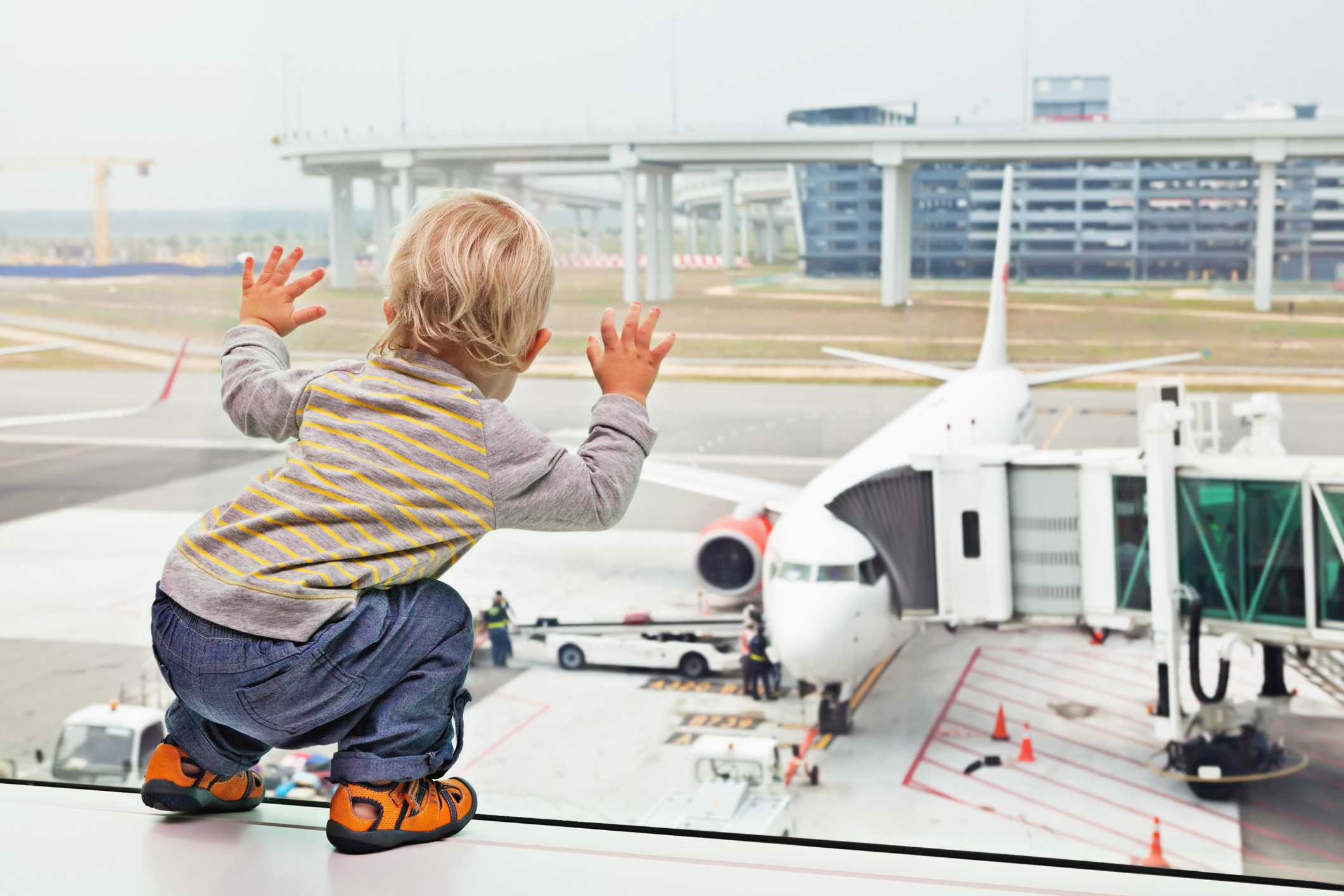 Doi părinți și-au abandonat bebelușul în aeroport când au aflat că trebuie să plătească bilet și pentru el