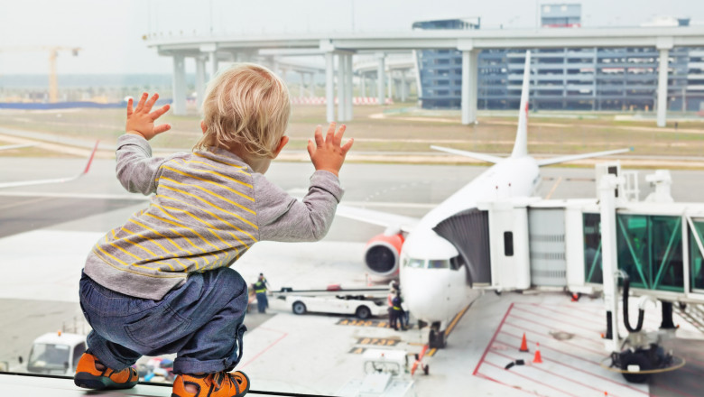 copil uitându-se la un avion de pe pista