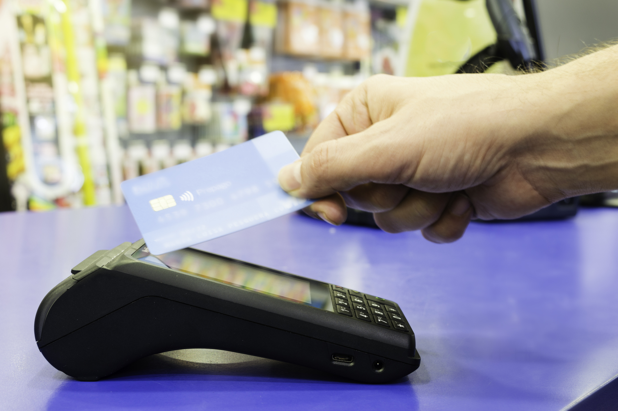 Un an și jumătate de închisoare pentru cumpărături de 297 de lei, făcute cu un card bancar găsit pe stradă