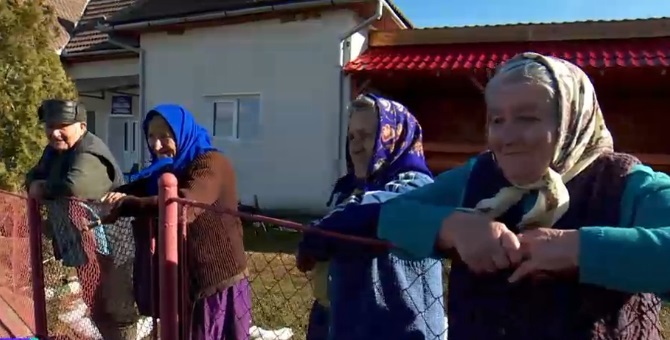 În Bătrâna, comuna cea mai mică din țară, pâinea vine doar o dată pe săptămână. Bătrânii o așteaptă la poartă ca-ntr-o zi de sărbătoare