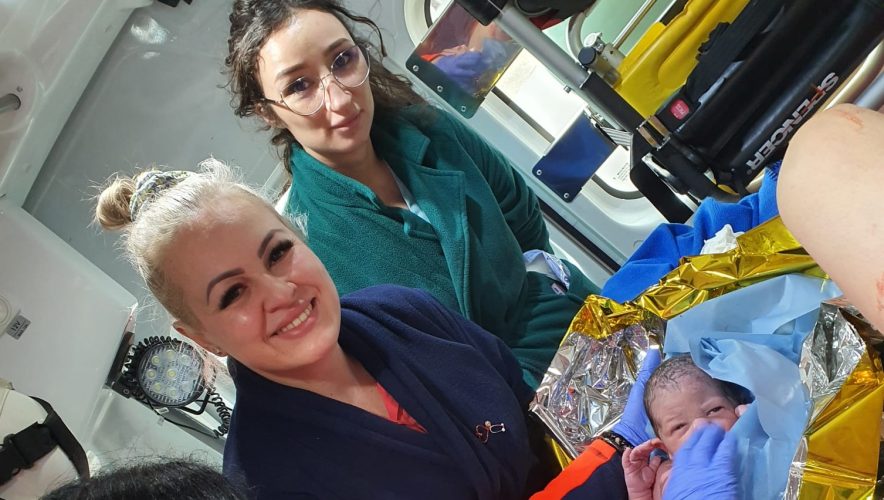 Misiune specială: Un bebeluș din Arad a venit pe lume în ambulanță. E băiețel și e perfect sănătos