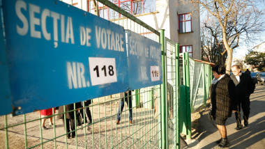 Mai multe persoane isi exercita dreptul de a vota in turul 2 al alegerilor prezidentiale, la sectiile de vot din cadrul Scolii nr.30 din Timisoara, Timis, Duminica 24 Noiembrie 2019