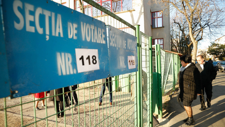 Mai multe persoane isi exercita dreptul de a vota in turul 2 al alegerilor prezidentiale, la sectiile de vot din cadrul Scolii nr.30 din Timisoara, Timis, Duminica 24 Noiembrie 2019