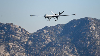 O dronă de tip MQ-9 Reaper efectuează un zbor de antrenament.