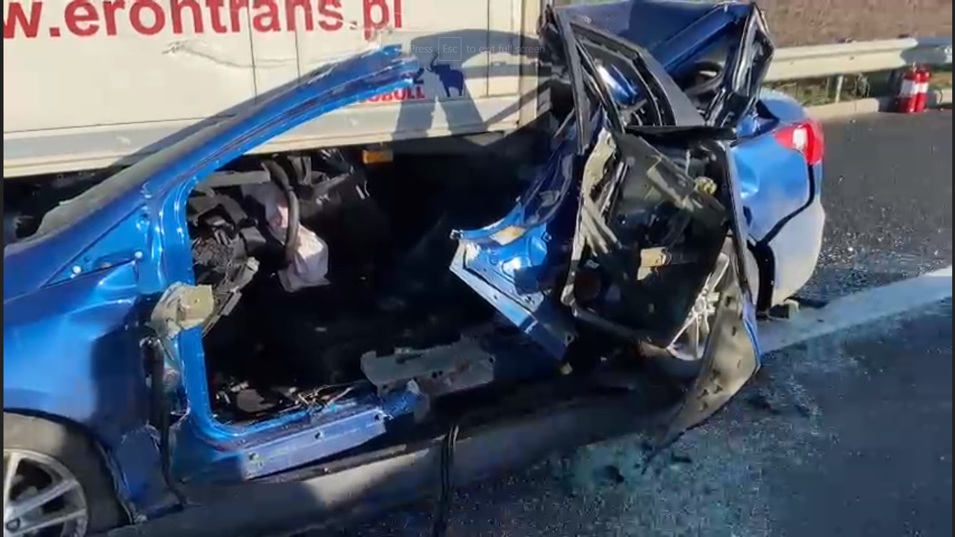 Șoferul a murit, iar mașina cu numere de Ucraina a fost distrusă complet într-un impact violent cu un TIR