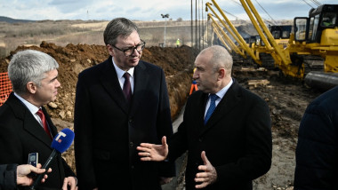 Președinții Rumen Radev (dreapta) și Alexander Vucic in pardeie, pe santier la lucrările la interconectorul de gaze Bulgaria - Serbia