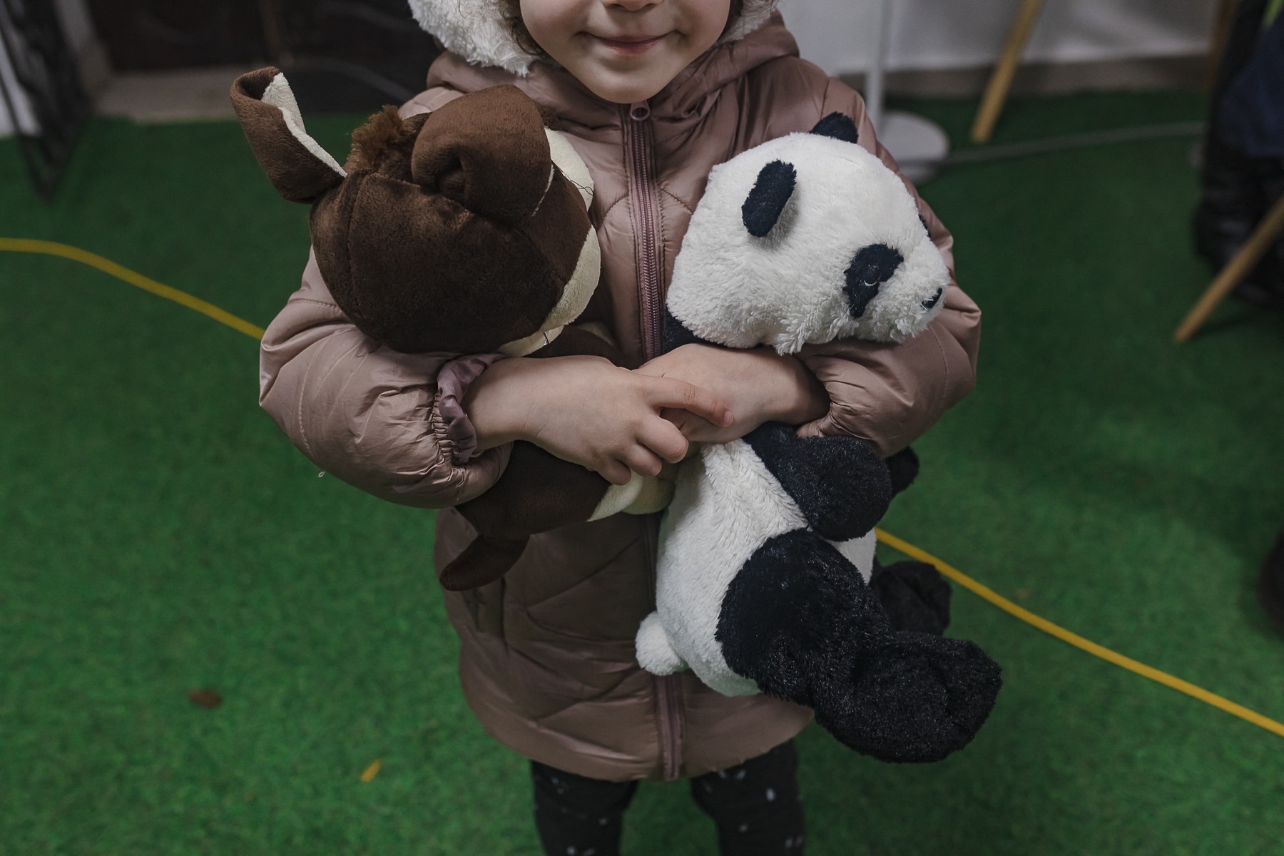 O fetiță de 6 ani, separată de mama ei în timpul bombardamentelor din Bahmut, a fost salvată de poliția ucraineană