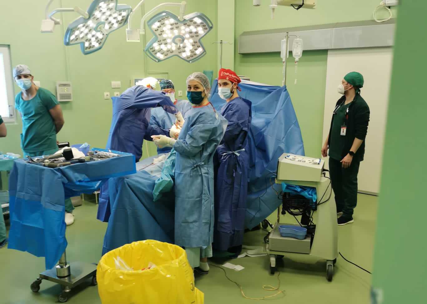 Două intervenţii de prelevare de ţesut osos de la donatori vii şi un transplant osos au fost efectuate cu succes la Târgu Mureş