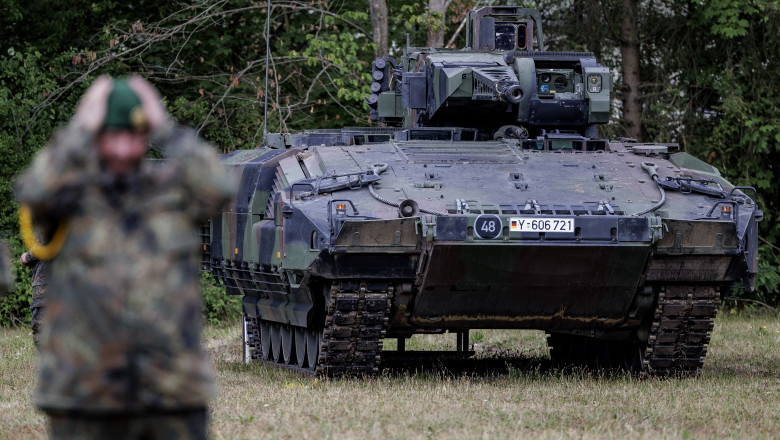 militar german langa un vehicul de lupta puma