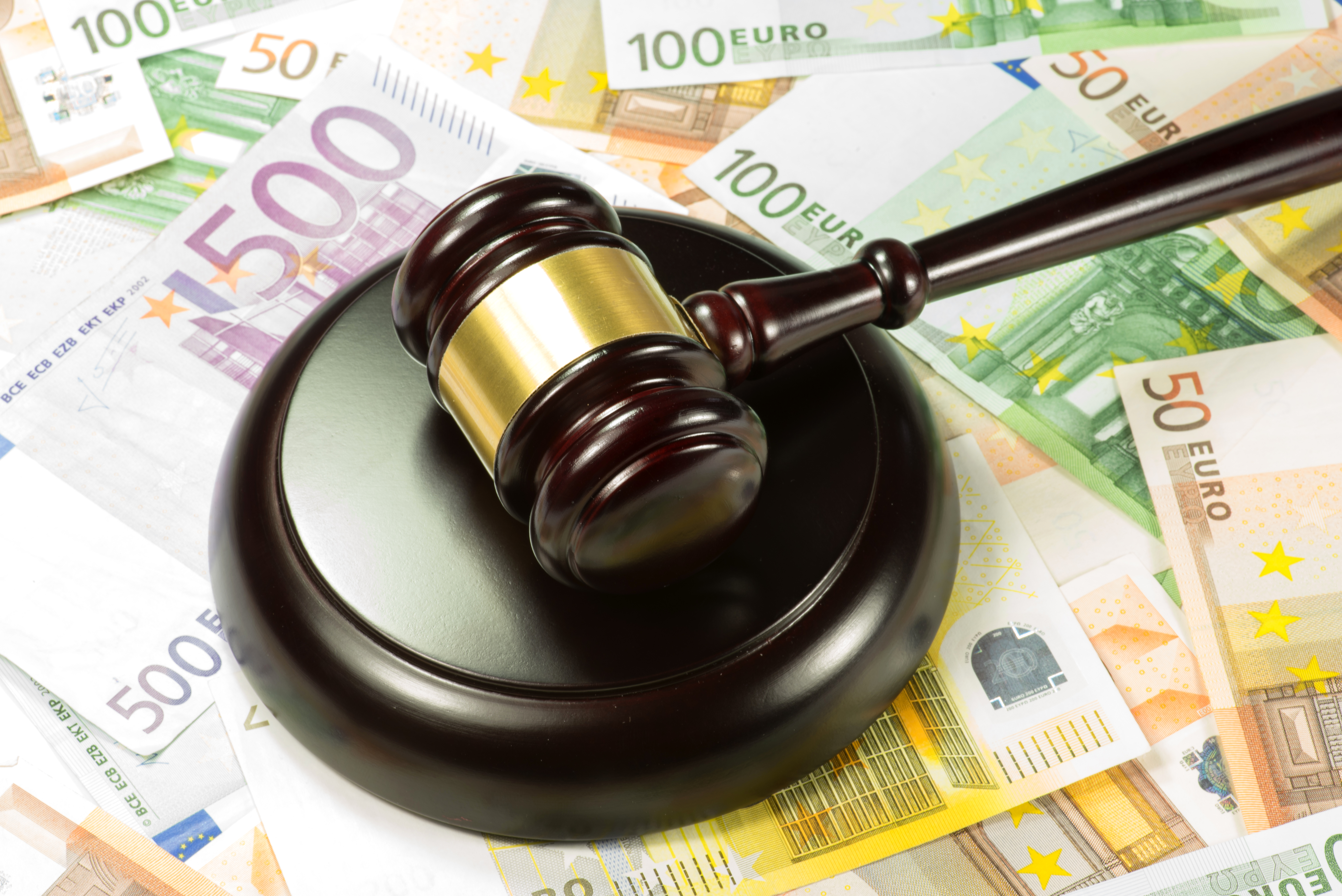 Agentă de la Poliția Locală S1 care a sărit pe geam ca să fugă de mascați scapă de arestul preventiv în dosarul mitei de la localuri