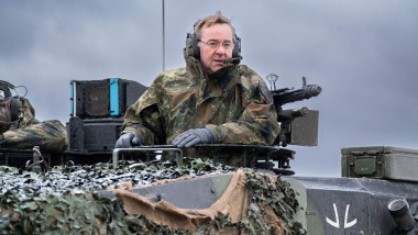 Boris Pistorius pe un tanc