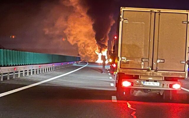 Un TIR încărcat cu 24 de tone de uree granulată a ars ca o torță pe A3. Pompierii au stins focul repede, evitând o explozie