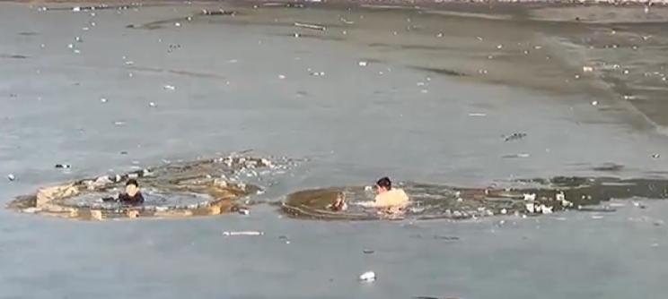 Trei copii care au căzut într-un lac înghețat au fost salvați de trecători