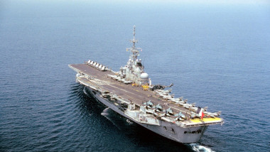 A port quarter view of the French navy's aircraft carrier FOCH (R-99) underway during exercise Dragon Hammer '92. FS Foch Dragon Hammer '92