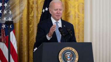 Preşedintele SUA Joe Biden vorbeşte de la un pupitru.