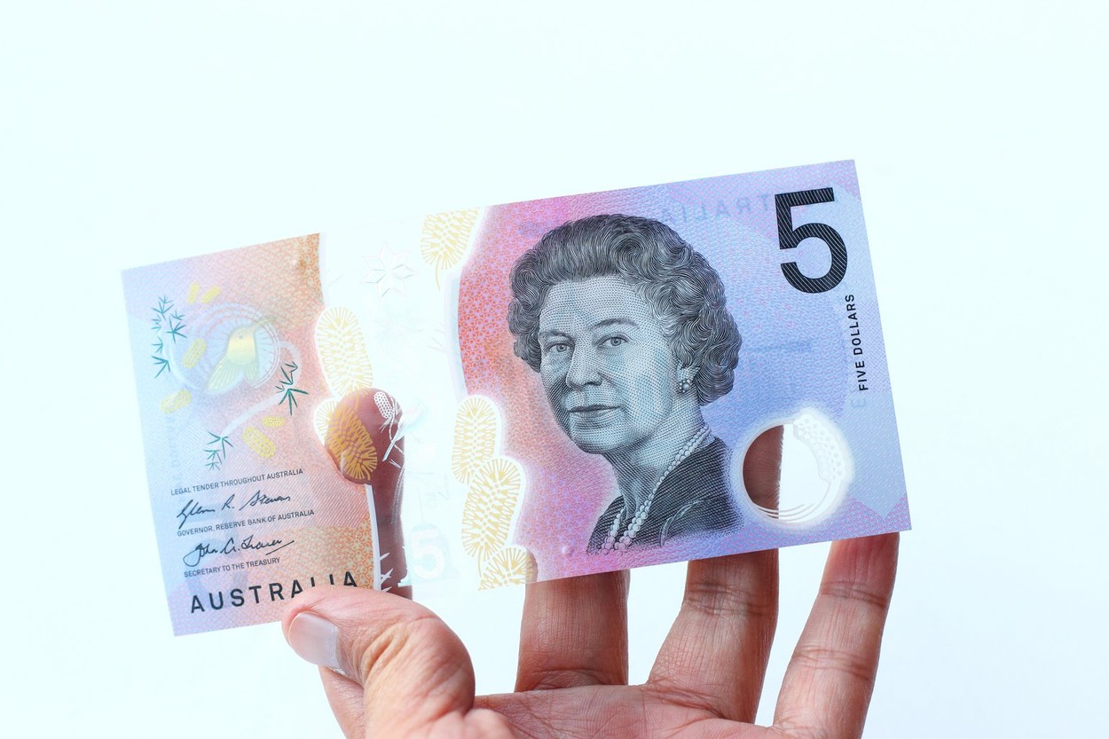 Australia o va scoate pe regina Elisabeta a II-a de pe bancnota de 5 dolari, dar nu-l va pune pe Charles