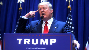 Donald Trump susţine un discurs de campanie.