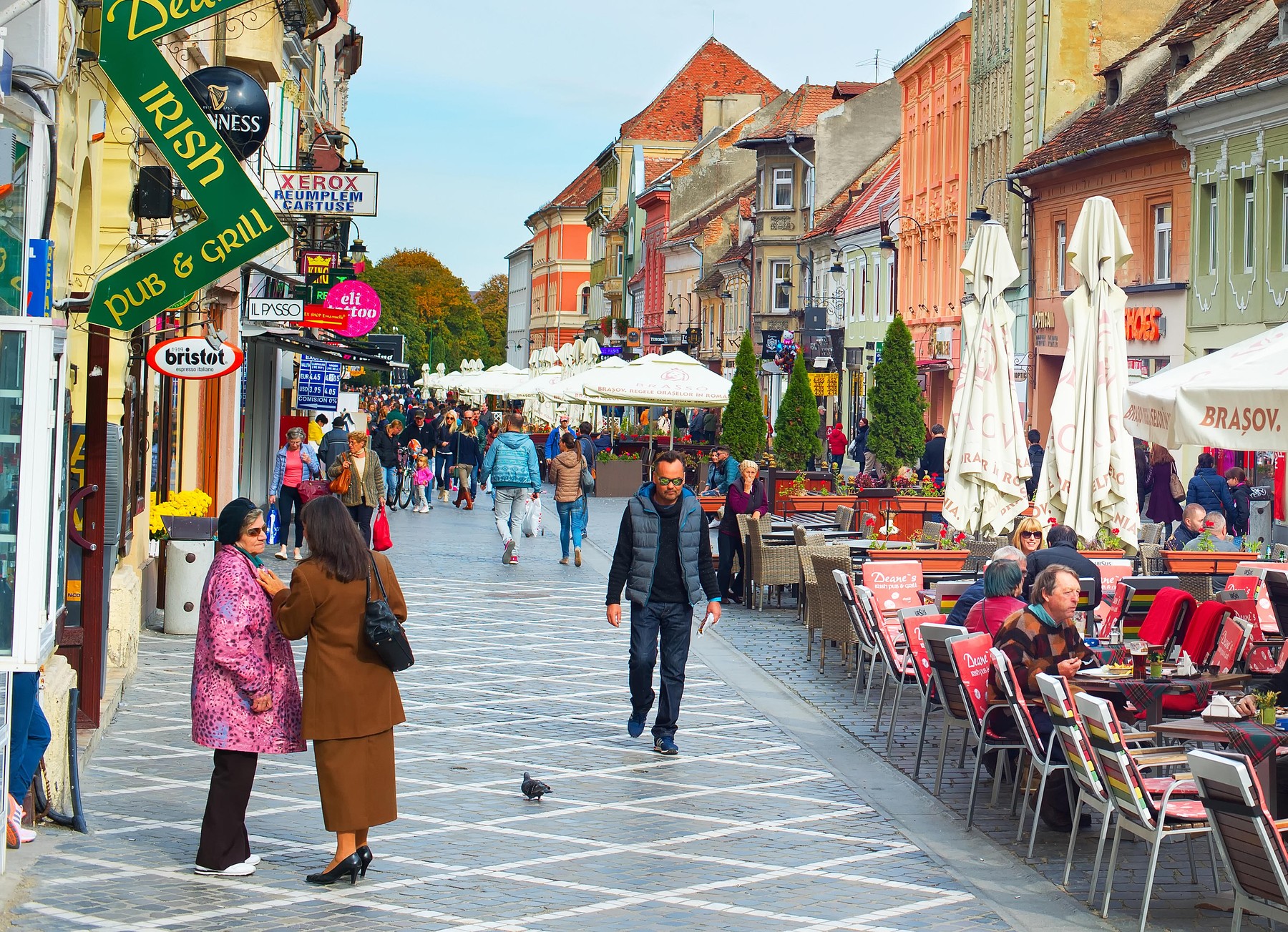 Noi reguli pentru terase în Brașov. Primăria vrea mai mult spaţiu pentru pietoni