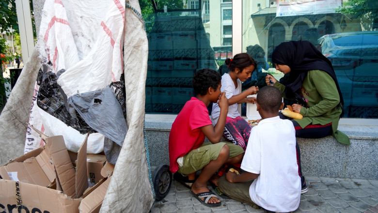 o femei si copii mananca pe strada in turcia