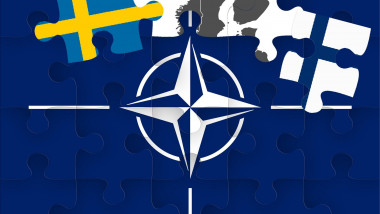 Imagine simbol: un puzzle cu sigla NATO. Cele două piese lipsă sunt steaguri ale Finlandei și Suediei