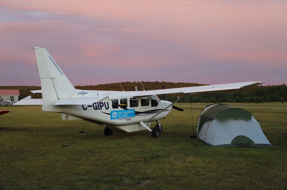 Familia de 5 persoane care petrece un an și 2 luni zburând cu un mic avion în jurul lumii. „Prietenii mei cred că suntem puțin nebuni”
