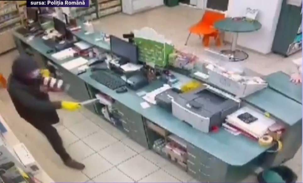 VIDEO Tentativă de jaf în București: Farmaciste amenințate cu un cuțit de un șofer de ride-sharing
