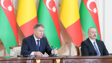 Klaus Iohannis vorbeste in timpul unei vizite în Azerbaidjan.