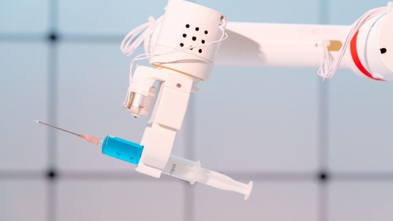 Braț robotic care ține o seringă