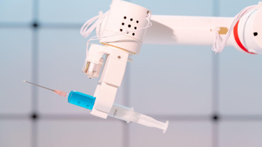 Braț robotic care ține o seringă