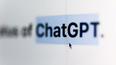 Denumirea ChatGPT văzută pe un ecran de coputer.