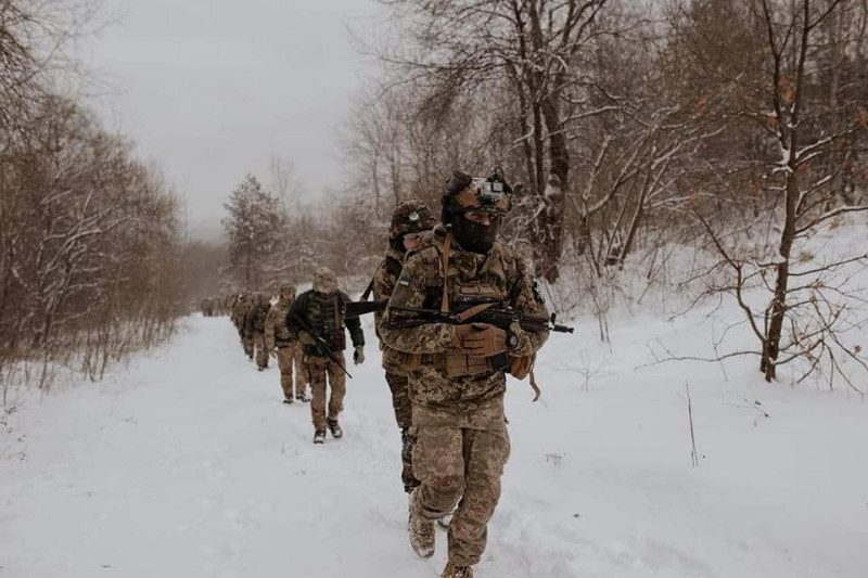 militari ucraineni în zăpadă