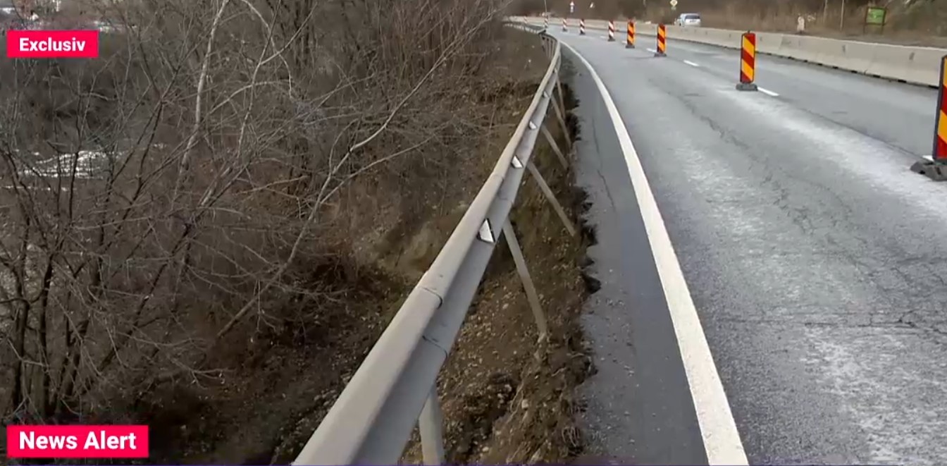 VIDEO Traficul pe DN1 este restricționat, la Breaza. Drumul s-a surpat pe o lungime de 60 de metri