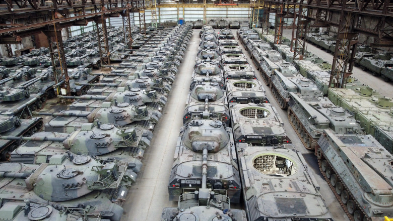 sute de tancuri leopard 1 in hangar