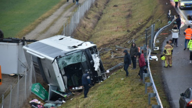 Un autocar cu români s-a răsturnat în Slovenia.