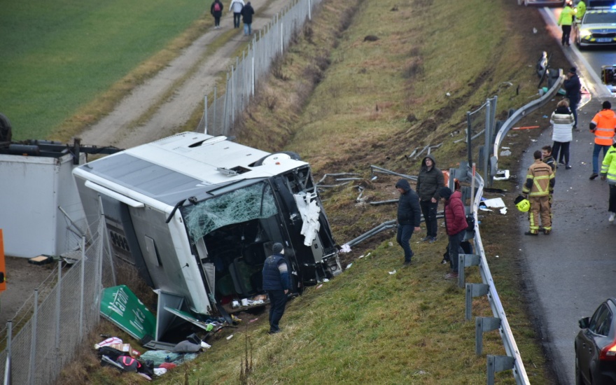 Mărturia unui pasager al autocarului răsturnat în Slovenia: Se crede că șoferul a adormit la volan. Era prăpăd să fi fost și copii