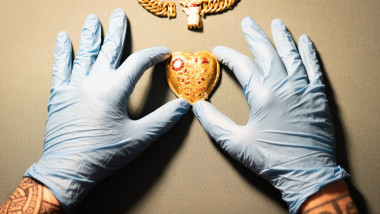 Un pandantiv care a aparținut regelui Henric al VIII-lea al Anglei este expus la British Museum.