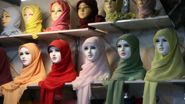 Hijaburi la un bazar din Teheran, expuse înainte de ziua vălului islamic.