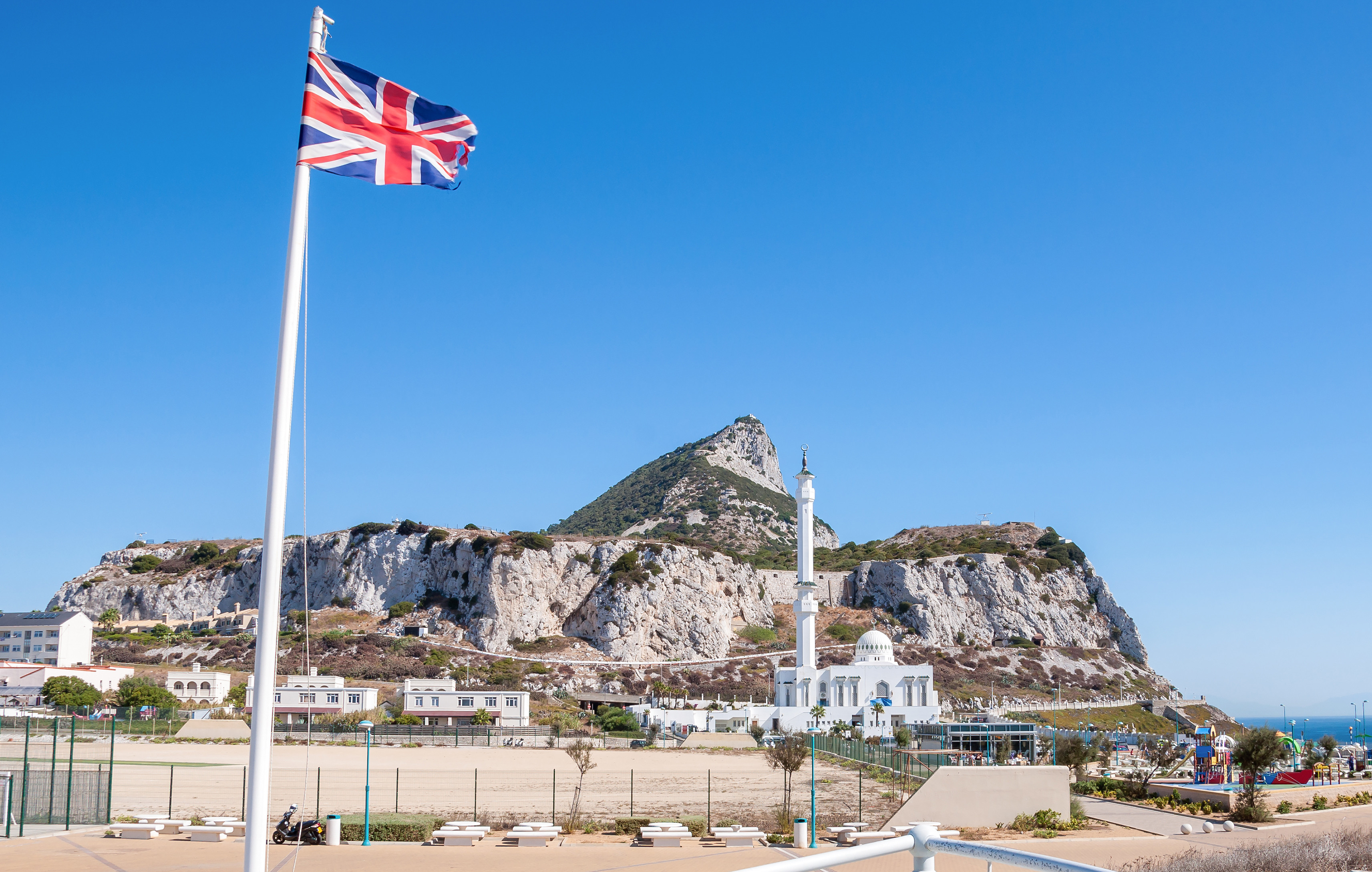 Scandal între Spania și UK după ce vameșii spanioli au tras focuri de armă în Gibraltar, în timp ce urmăreau contrabandiști pe plajă