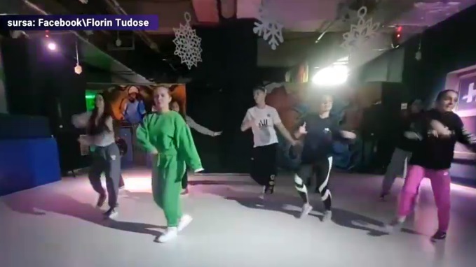 Imagini dintr-o sală de dans cu fata căreia medicii i-au reatașat brațele amputate într-un accident. Alexia repetă alături de colegi