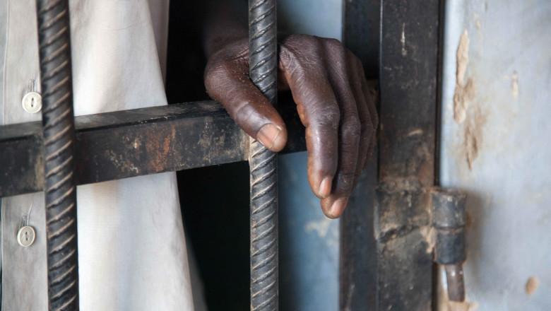 detaliu mână deținut sudanez în închisoarea din Sudan