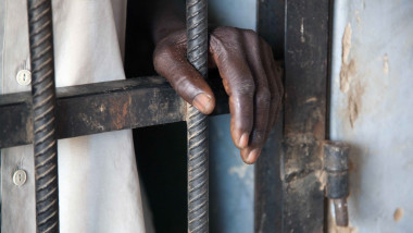 detaliu mână deținut sudanez în închisoarea din Sudan