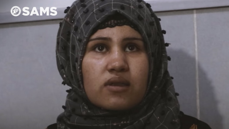 Dima, o femeie din Siria care a fost salvată de două ori dintre dărâmături, în urma cutremurelor, vorbeşte cu reporterii.