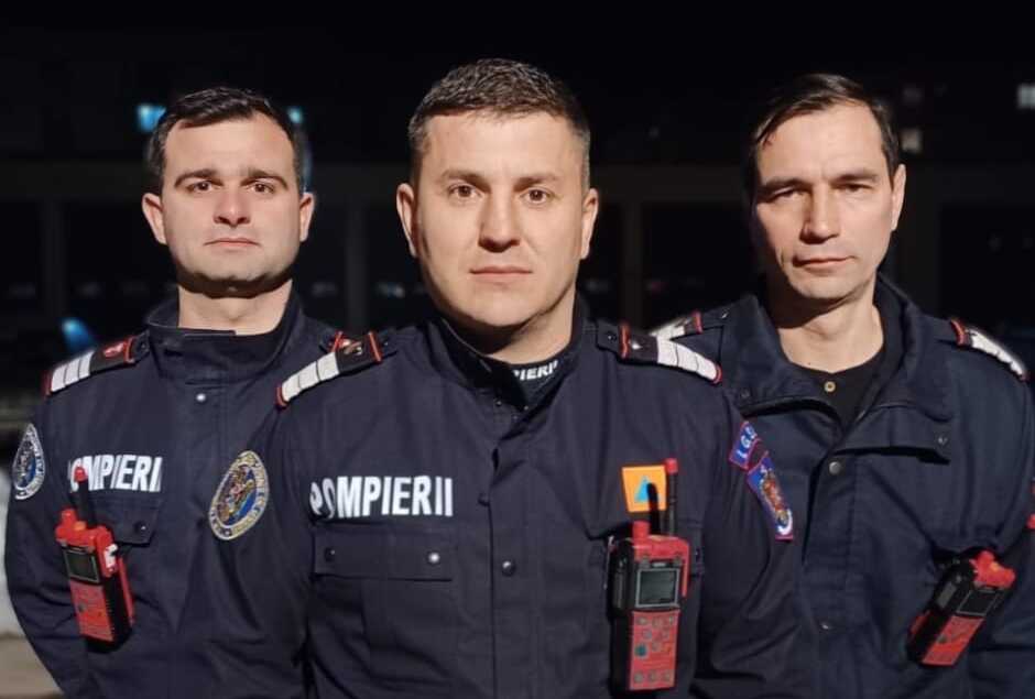 Trei pompieri din Piatra-Neamţ au salvat viaţa unui bebeluş care se înecase cu o bucată de măr