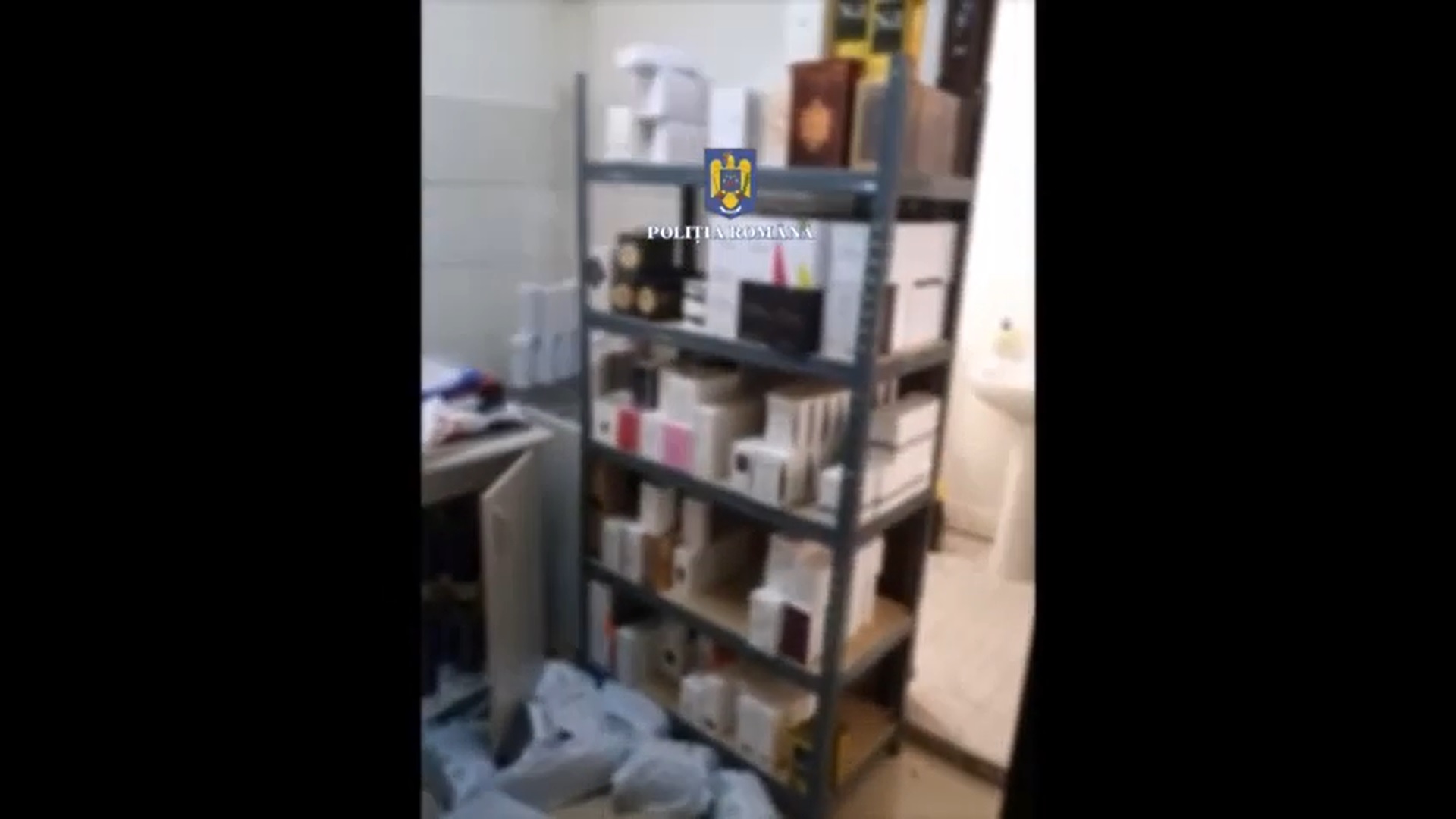 Poliția a confiscat parfumuri contrafăcute de 700.000 de lei, după percheziții în București și Ilfov