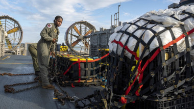 Resturi din balonul chinezesc doborât de armata SUA sunt depozitate pe un vas al marinei americane.