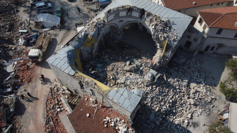 Moscheea Habib-i Neccar disurtsa la cutremur